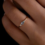 טבעת כסף עם אבן אזורית בצורת מרקיז בצבעים כחולים וכסופים.