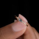 טבעת כסף עם אבן מרקיז אזורית, עיצוב אלגנטי ומודרני.