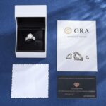 טבעת נישואין מויסנייט Timeless, עיצוב אלגנטי וברק מבריק.