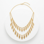 תליון זהב עם עיצוב עדין, מתאים לחגוג את הרגעים המיוחדים שלה.