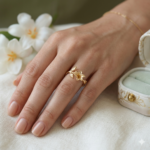 טבעת גולדן סאקורה בלום עם עיצוב פרחוני ועבודת יד מהודרת.