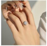 טבעת רויאל הארט עשויה כסף סטרלינג עם עיצוב אלגנטי.