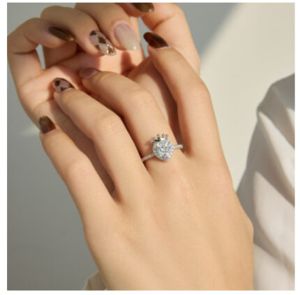 טבעת רויאל הארט עשויה כסף סטרלינג עם עיצוב אלגנטי.