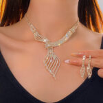 סט שרשרת קלוויקל עם עיצוב אלגנטי וצבעים חמים, מושלם לאירועים מיוחדים.