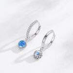 סט עגילים עם יהלומים בצבע כחול ים, עיצוב אלגנטי ויוקרתי.